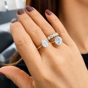 Anel Meia Aliança Clássica em Ouro 18K com Moissanites